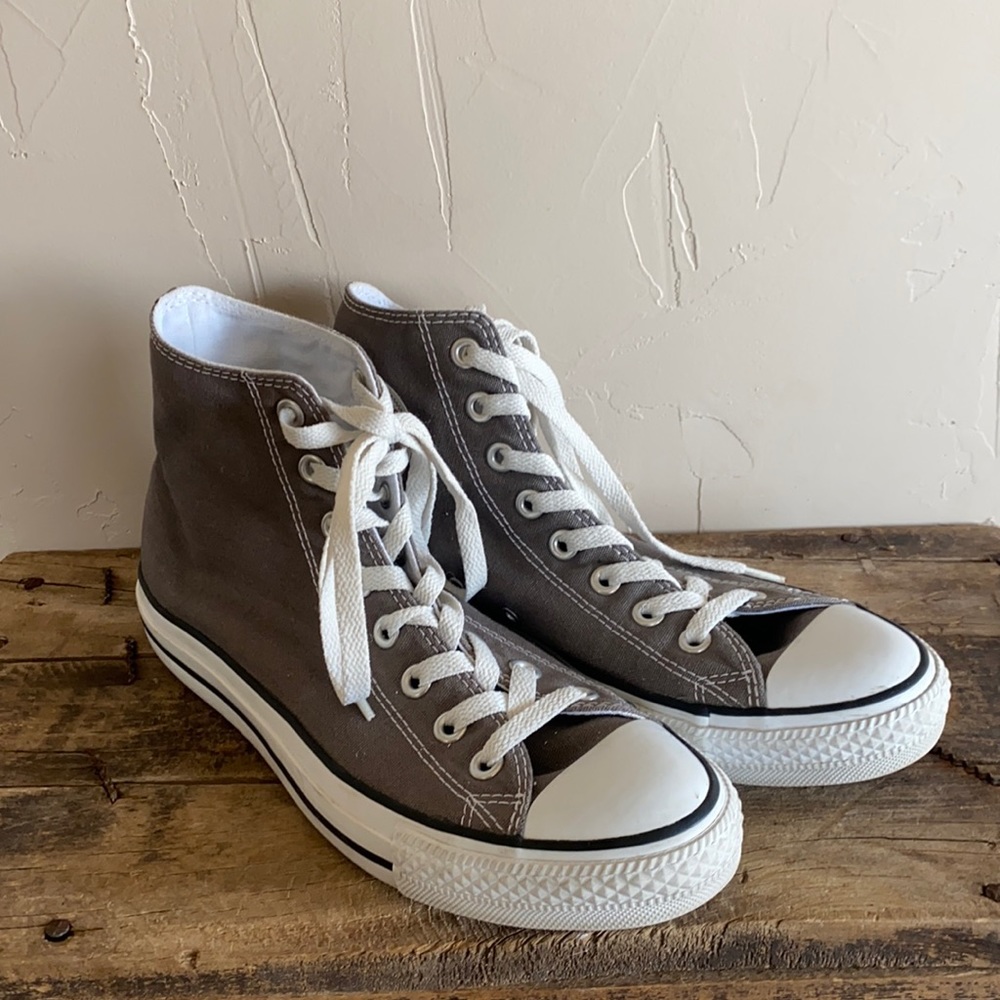 7mens 9womans gray hi-top Converse all stars